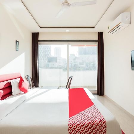 Oyo 65118 Hotel Vatika คูร์เคาน์ ภายนอก รูปภาพ