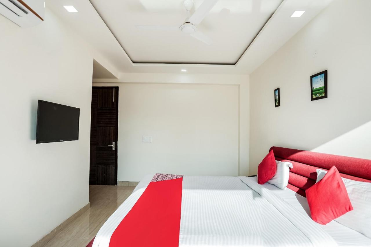 Oyo 65118 Hotel Vatika คูร์เคาน์ ภายนอก รูปภาพ