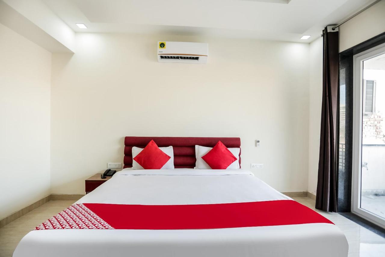 Oyo 65118 Hotel Vatika คูร์เคาน์ ภายนอก รูปภาพ
